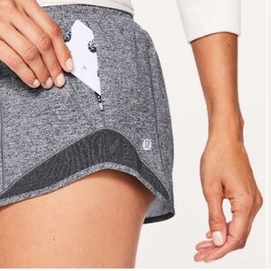 Lululemon Hotty Hot Short II *2.5"
Heather Lux Multi Black/Heathered Black Sz 6
